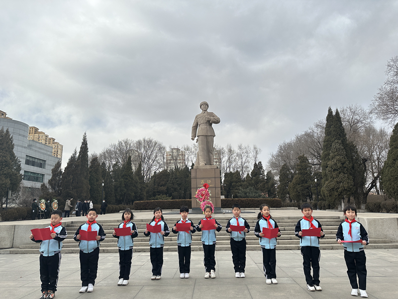 沈陽(yáng)市渾南區(qū)第二小學(xué)組織二年級(jí)同學(xué)走進(jìn)撫順雷鋒紀(jì)念館，在雷鋒像前誦讀《雷鋒日記》。 沈陽(yáng)市渾南區(qū)第二小學(xué)供圖