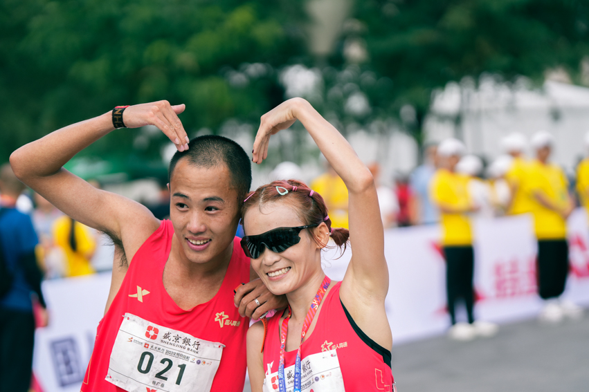 遼寧選手白麗（右）以2:31:50 獲得全程馬拉松女子冠軍，并打破賽會(huì)記錄。人民網(wǎng)記者 邱宇哲攝