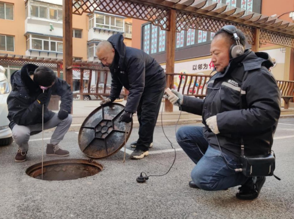 趙斌和工友進(jìn)行管線排查。沈陽水務(wù)集團(tuán)供圖