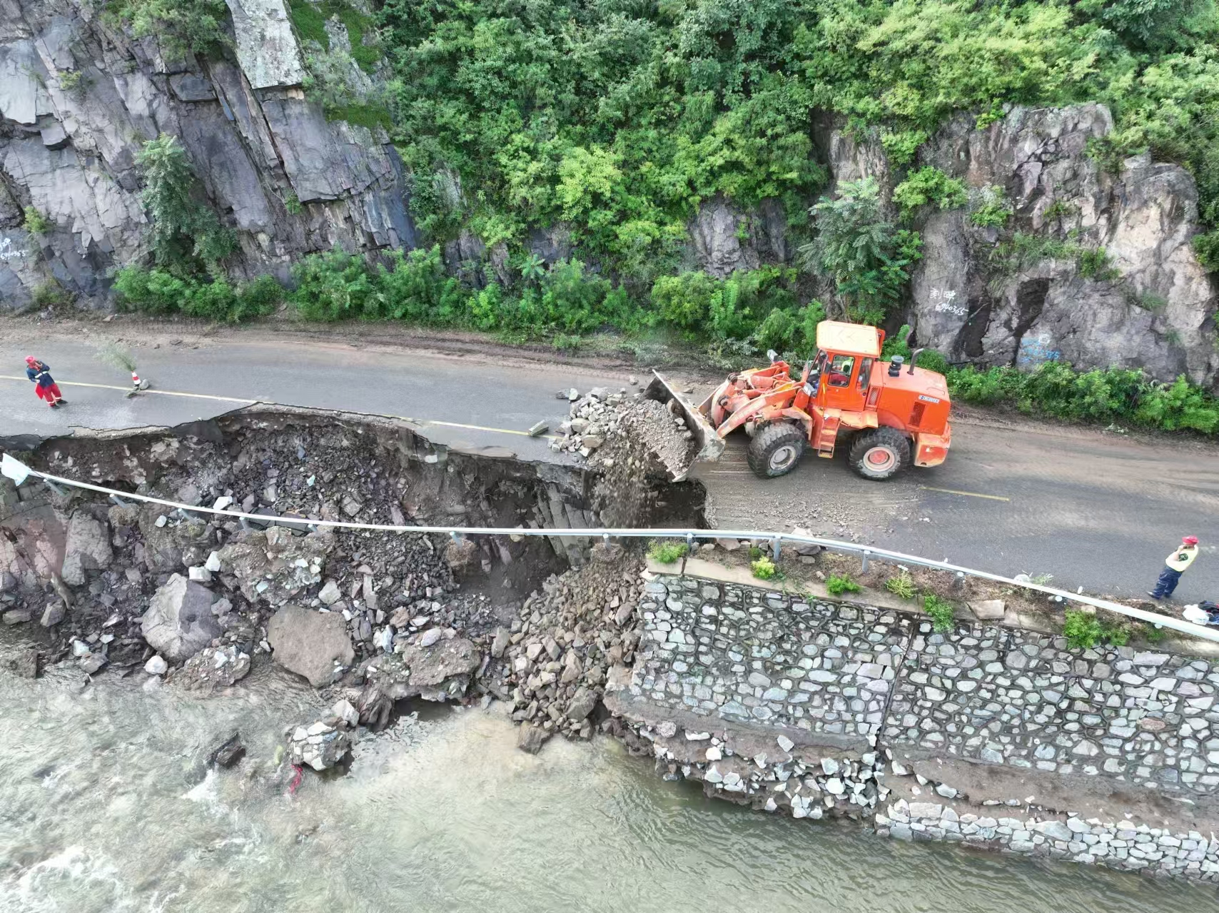 修復(fù)路基、疏通河道，綏中縣加碑巖鄉(xiāng)水毀道路陸續(xù)搶通【3】